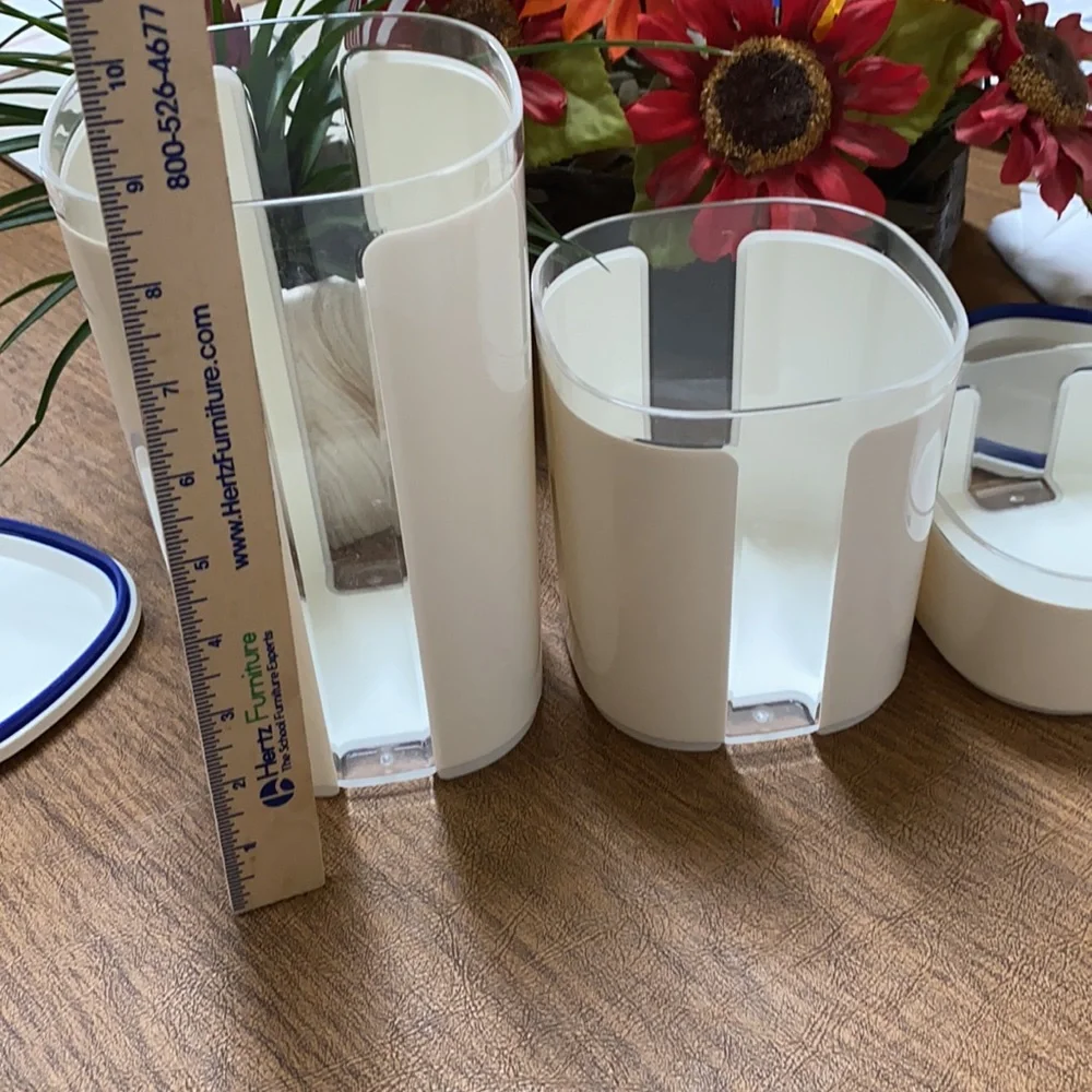 Tupperware set of 3 containers - Picture 4 of 5